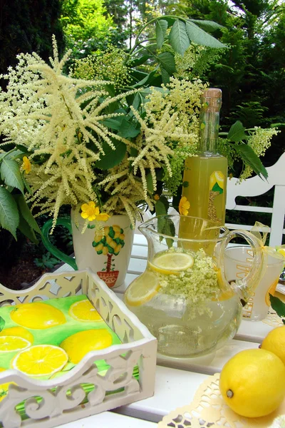 Tischdekoration mit Zitronen. — Stockfoto