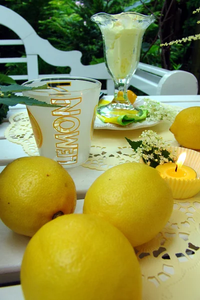 Bordsdekoration med citroner. — Stockfoto