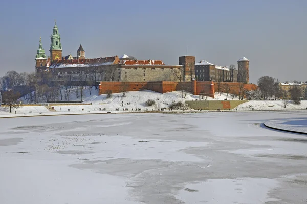 Castillo de Wawel en Cracovia y río Vístula congelado — Foto de Stock