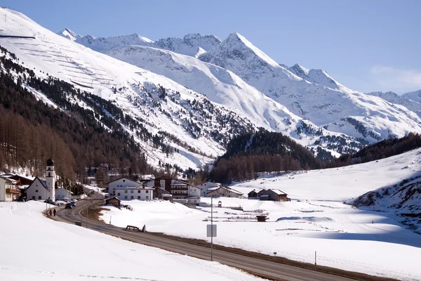 Piccolo villaggio e stazione sciistica in Tirolo — Foto Stock