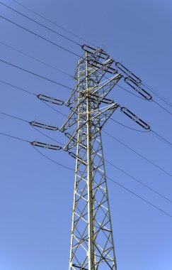 yüksek güçte elektrik pilon