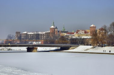 Wawel Kalesi ve dondurulmuş vistula Nehri Krakow