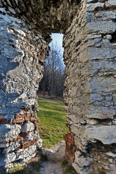 Um buraco em uma parede de pedra — Fotografia de Stock