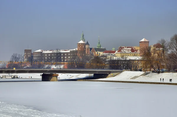 Вавельский замок и замерзшая река Висла в Кракове — стоковое фото
