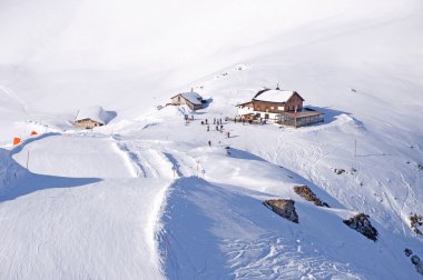 pista de esquí y cabaña en Alpes