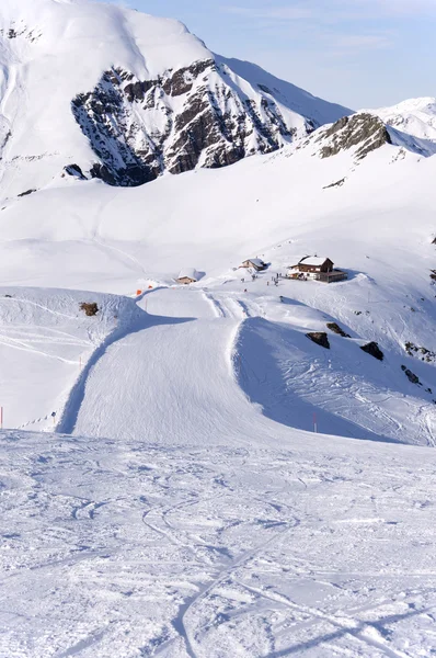 Pista de esquí y cabaña en Alpes — Stok fotoğraf