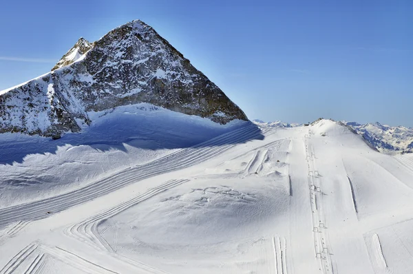 O esqui corre nas encostas do Glaciar Hintertux — Fotografia de Stock
