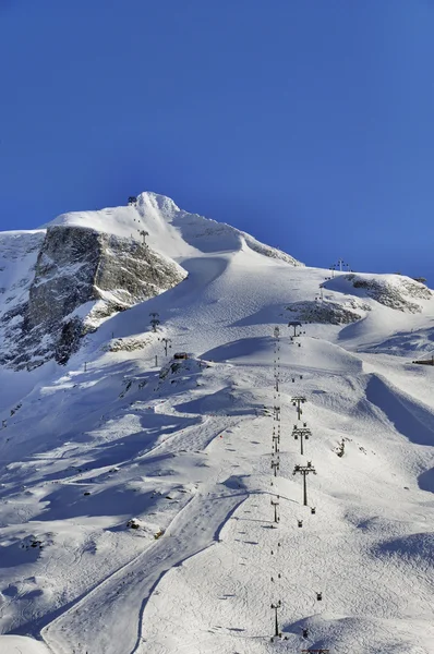 Geleira Hintertux com gôndolas e pistas de esqui — Fotografia de Stock
