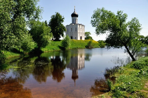 Kyrka förbön på nerl floden golden ring Ryssland — Stockfoto