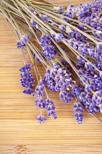 Gedroogde lavendel op een houten bureau — Stockfoto