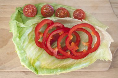 Kırmızı biber ve domates.