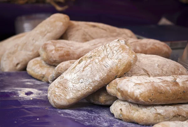 Frisches Brot auf dem Markt — Stockfoto