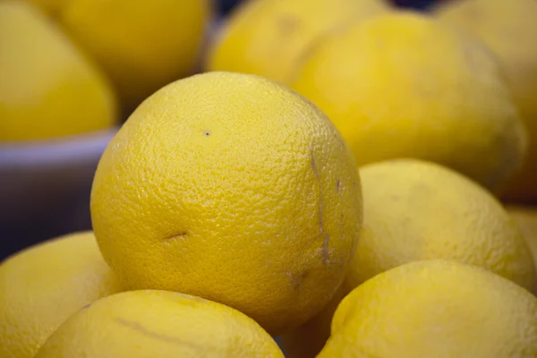 Färsk grapefrukt på marknaden — Stockfoto
