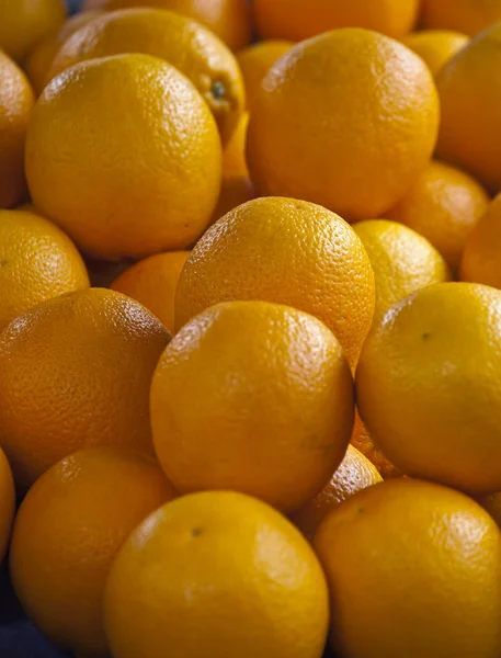 Fresh grapefruits on market — Stock Photo, Image