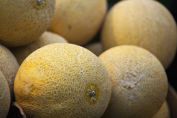 Melony świeże na rynku — Zdjęcie stockowe