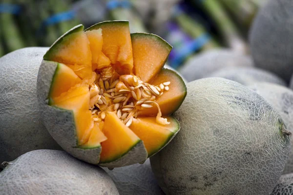 Verse meloenen op markt — Stockfoto