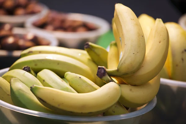 Свежие бананы в миске — стоковое фото