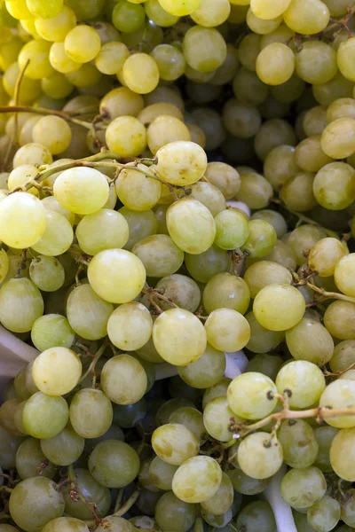Белый виноград на рынке — стоковое фото