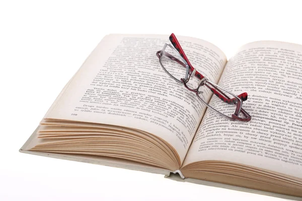 Glasögon på en bok — Stockfoto