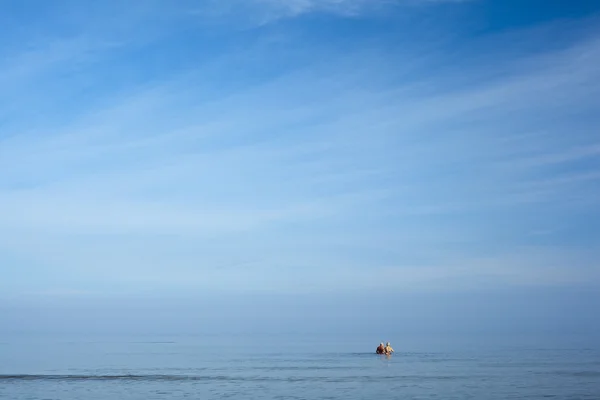 Вранці, купання в Балтійському морі — стокове фото