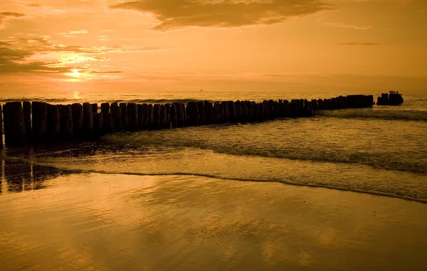 Pôr do sol acima do mar báltico — Fotografia de Stock