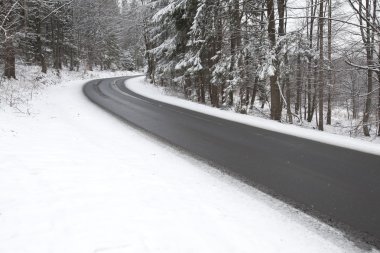 Lehçe Dağları'nda kış yol