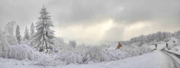 Paisaje invernal en montañas polacas —  Fotos de Stock