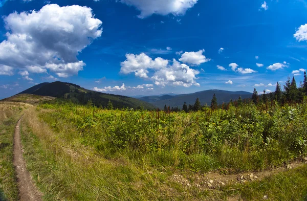 Bellissimo panorama montano di Beskidy — Foto Stock
