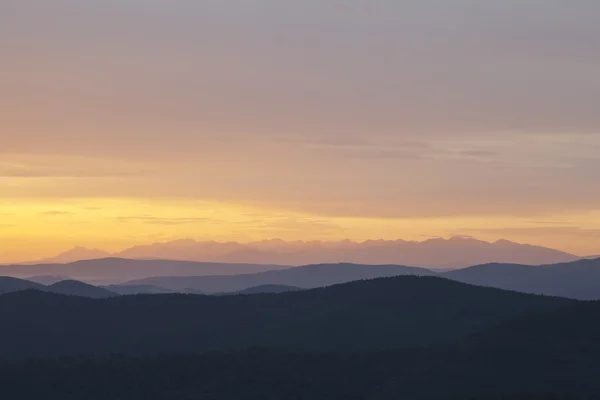 在山中美丽的日出 — 图库照片
