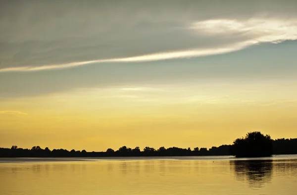 Pôr do sol acima do lago — Fotografia de Stock