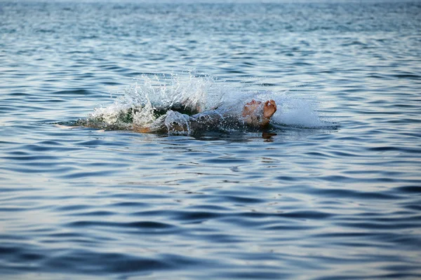 Uomo che nuota in mare — Foto Stock