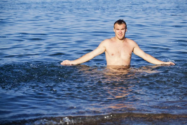 Mann in einem Meer — Stockfoto