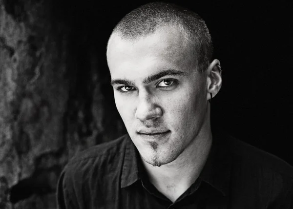 Schöner junger Mann Porträt in schwarz-weiß — Stockfoto