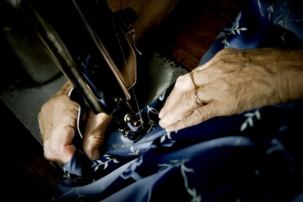 Mãos durante a costura — Fotografia de Stock