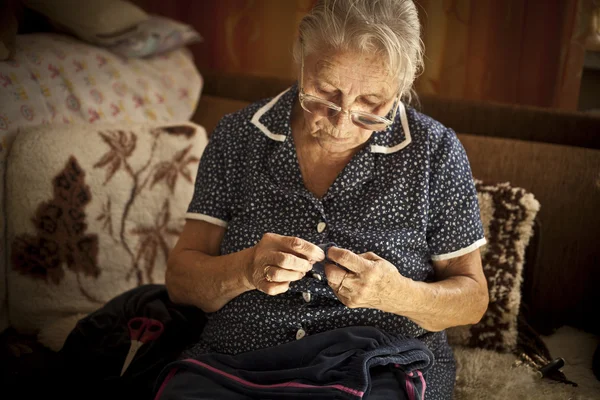 Mulher sênior durante a costura — Fotografia de Stock
