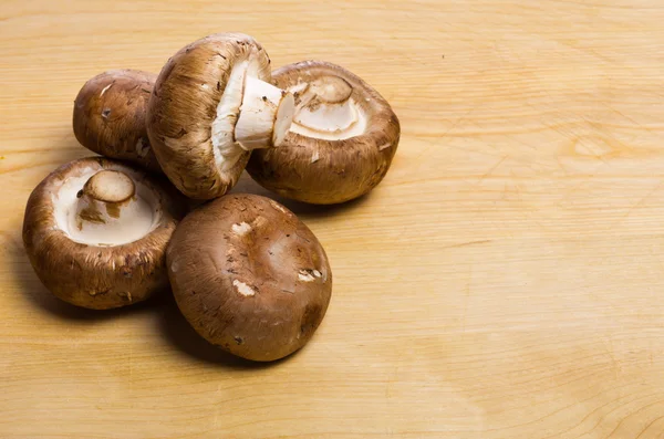 Portobello champignons op snijplank — Stockfoto