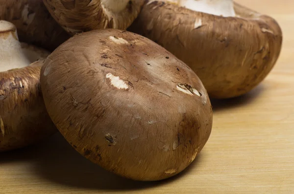 Portobello mantar kesme tahtası üzerinde