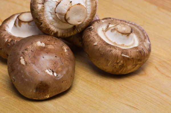 Vijf portobello champignons op snijplank — Stockfoto