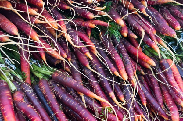 Fresh red carrots on display — Stock Photo, Image