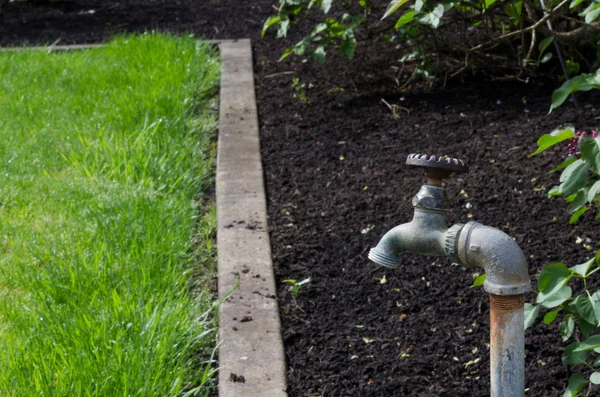 Torneira de água ou espigão no jardim — Fotografia de Stock