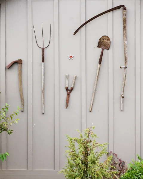 Инструменты на стене сарая — стоковое фото