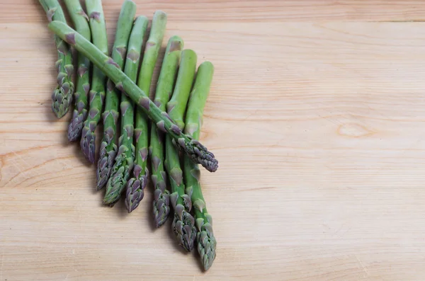 Asparagus spears on cutting board — Stock Photo, Image