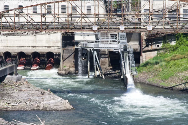 Agua que fluye a través de un canal en un sitio industrial — Foto de Stock