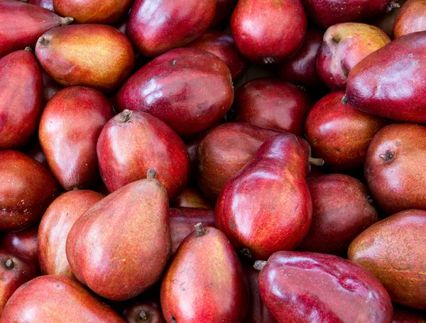 ディスプレイ上の赤梨 — ストック写真