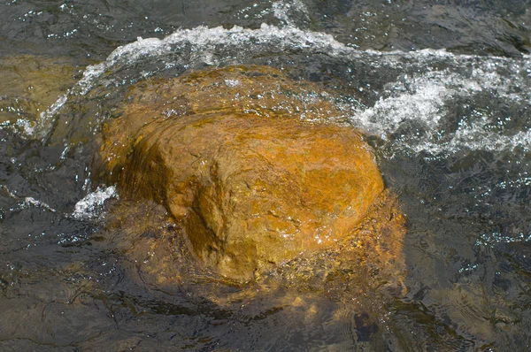 Agua que rodea una roca en el río —  Fotos de Stock