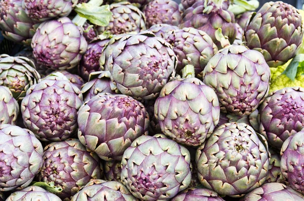 Red artichokes on display — Stock Photo, Image