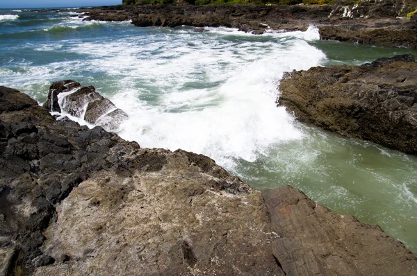 Salpicaduras de olas en la costa rocosa — Foto de Stock