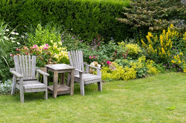 Sillas y mesa en el jardín — Foto de Stock