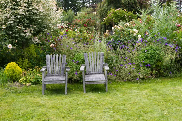 Bahçedeki sandalyeler — Stok fotoğraf