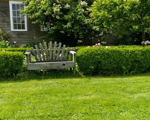Drewniana ławka w ogrodzie — Zdjęcie stockowe